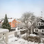 Charmigt townhouse, Vindslägenhet i etage nära City