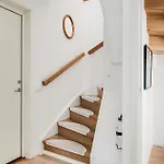 Charmigt townhouse, Vindslägenhet i etage nära City