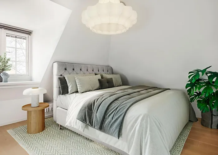 Charmigt townhouse, Vindslägenhet i etage nära City